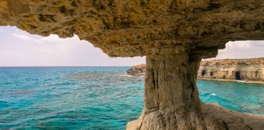 Sıradışı pitoresk mağara Akdeniz kıyısında yer almaktadır. Kıbrıs, Ayia Napa.