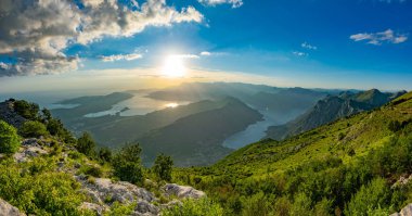 Kotor Körfezi'nin manzaraları dağın tepesindeki bir bakış açısından açık.