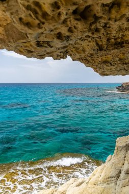 Sıradışı pitoresk mağara Akdeniz kıyısında yer almaktadır. Kıbrıs, Ayia Napa.