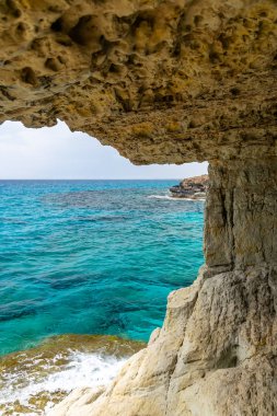 Sıradışı pitoresk mağara Akdeniz kıyısında yer almaktadır. Kıbrıs, Ayia Napa.