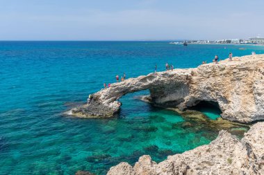 Kıbrıs, Aşıklar Köprüsü - 11.09.2018: Turistler yükseklikten Akdeniz'in masmavi sularına atlıyor.