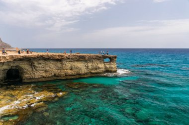 Kıbrıs, Ayia Napa - 11.09.2018: Turistler en popüler turistik mekanlardan birini ziyaret etti - Deniz Mağaraları