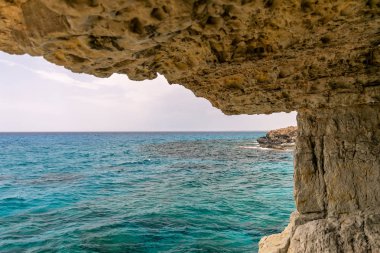 Sıradışı pitoresk mağara Akdeniz kıyısında yer almaktadır. Kıbrıs, Ayia Napa.
