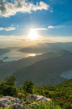 Kotor Körfezi'nin manzaraları dağın tepesindeki bir bakış açısından açık.