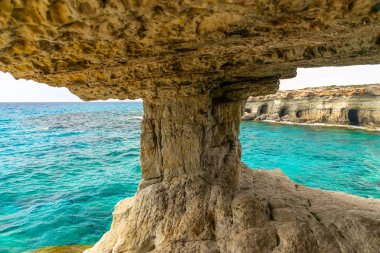 Sıradışı pitoresk mağara Akdeniz kıyısında yer almaktadır. Kıbrıs, Ayia Napa.