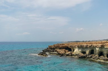 Muhteşem deniz mağaraları Ayia Napa kenti yakınında, doğu kıyısında yer almaktadır.