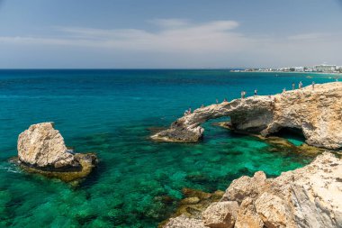 Kıbrıs, Aşıklar Köprüsü - 11.09.2018: Turistler yükseklikten Akdeniz'in masmavi sularına atlıyor.