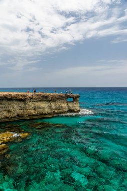 Kıbrıs, Ayia Napa - 11.09.2018: Turistler en popüler turistik mekanlardan birini ziyaret etti - Deniz Mağaraları