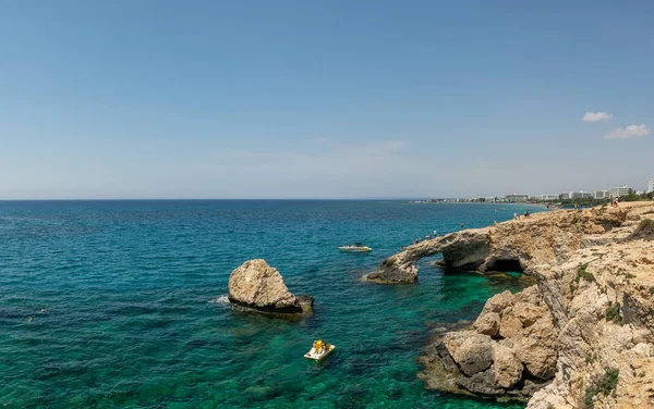 塞浦路斯 阿亚纳帕 2018年5月11日 游客漂浮在船上最受欢迎的景点 爱之桥 — 图库照片