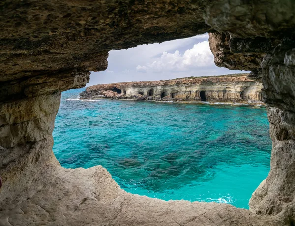 Pitoresk mağara Akdeniz kıyısında yer almaktadır.