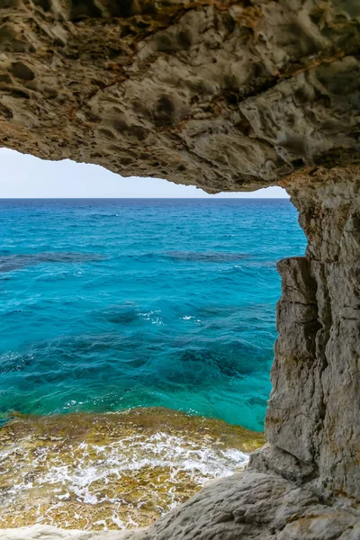 Sıradışı pitoresk mağara Akdeniz kıyısında yer almaktadır. Kıbrıs, Ayia Napa.