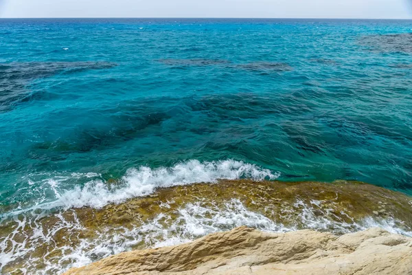 Las Olas Del Mar Golpeando Contra Costa Rocosa — Foto de Stock