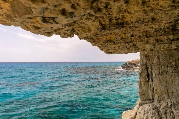 Sıradışı pitoresk mağara Akdeniz kıyısında yer almaktadır. Kıbrıs, Ayia Napa.