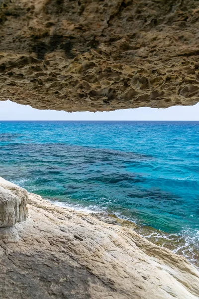 Magnífica Vista Del Horizonte Desde Una Cueva Orillas Del Mar — Foto de Stock