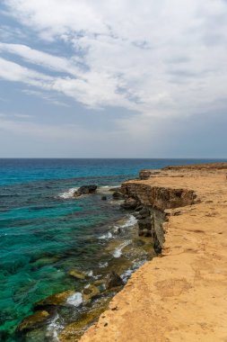 Muhteşem deniz mağaraları Ayia Napa kenti yakınında, doğu kıyısında yer almaktadır.