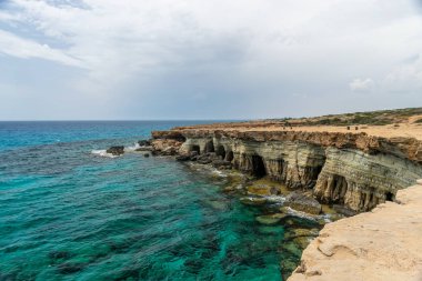 Muhteşem deniz mağaraları Ayia Napa kenti yakınında, doğu kıyısında yer almaktadır.