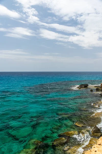 地中海海岸的轻海冲浪 — 图库照片