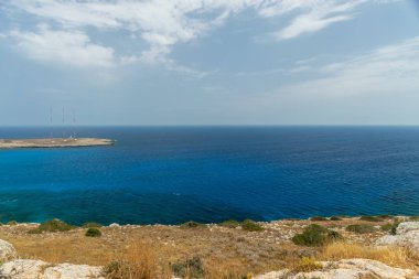 Akdeniz kıyısındaki İngiliz askeri üssünün topraklarında yüksek antenler.