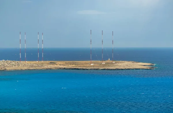 地中海沿岸のイギリス軍基地の領土に高いアンテナ — ストック写真
