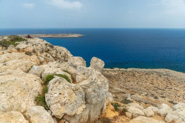 Akdeniz kıyısındaki İngiliz askeri üssünün topraklarında yüksek antenler.