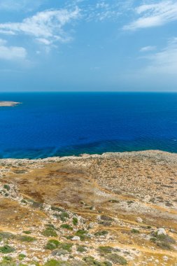 Akdeniz kıyısında dağın tepesinden pitoresk manzaralar.