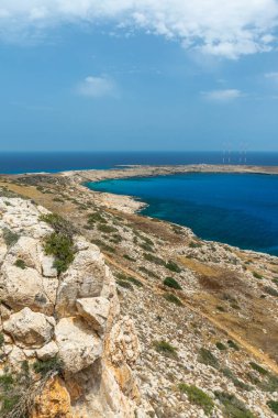 Akdeniz kıyısında dağın tepesinden pitoresk manzaralar.