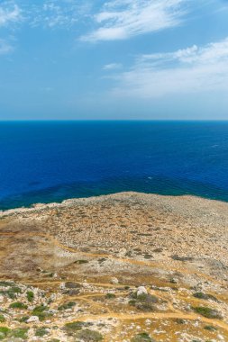 Akdeniz kıyısında dağın tepesinden pitoresk manzaralar.