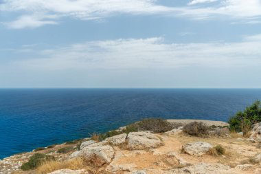 Akdeniz kıyısında dağın tepesinden pitoresk manzaralar.