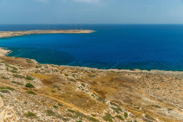 地中海沿岸のイギリス軍基地の領土に高いアンテナ — ストック写真