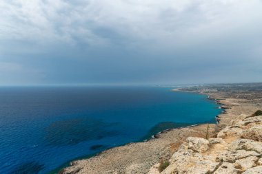 Dağ Cape Cavo Greco tepesinden bakış açısından Ayia Napa şehrinpanoramik görünümü.