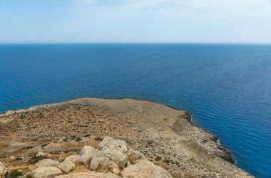 Dağın tepesinden Akdeniz sahilinin pitoresk manzarası.