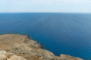 Dağın tepesinden Akdeniz sahilinin pitoresk manzarası.