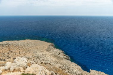 Dağın tepesinden Akdeniz sahilinin pitoresk manzarası.