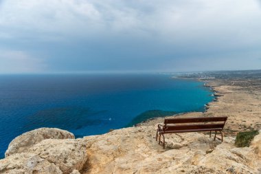 Akdeniz kıyısında dağın tepesinden pitoresk manzaralar.