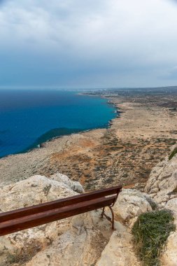 Akdeniz kıyısında dağın tepesinden pitoresk manzaralar.