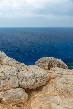 Dağın tepesinden Akdeniz sahilinin pitoresk manzarası.