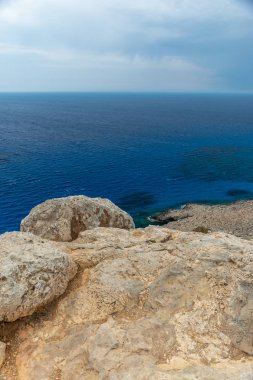 Dağın tepesinden Akdeniz sahilinin pitoresk manzarası.