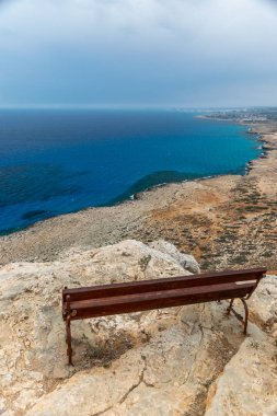 Akdeniz kıyısında dağın tepesinden pitoresk manzaralar.