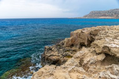 Kıyıdaki uçurumdan büyük bir kaya koptu..