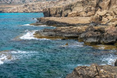 Kıyıdaki uçurumdan büyük bir kaya koptu..