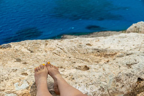 Una Joven Puso Sus Pies Ladera Rocosa Montaña Cerca Del — Foto de Stock