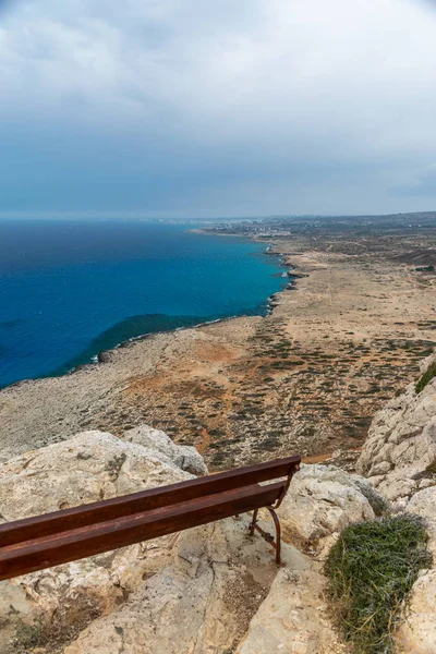 Akdeniz kıyısında dağın tepesinden pitoresk manzaralar.