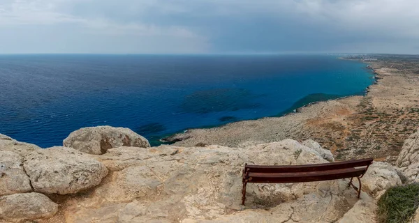 Akdeniz kıyısında dağın tepesinden pitoresk manzaralar.