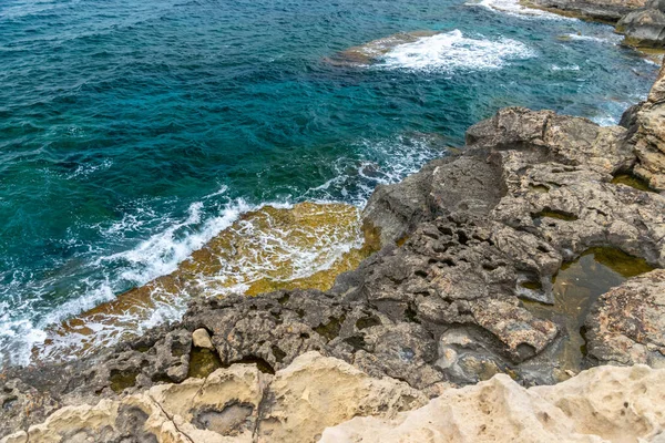 Kıyıdaki uçurumdan büyük bir kaya koptu..