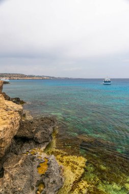 Kıbrıs, Cape Cavo Greco - 11.Mayıs 2018: Turistler yüzmek için mavi lagüne giden bir gemiyle denize açıldı.