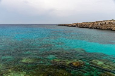Sakin deniz kıyısında pitoresk mavi lagün.