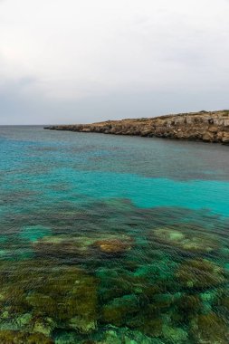 Sakin deniz kıyısında pitoresk mavi lagün.