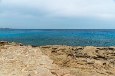 Kıbrıs, Cape Cavo Greco - 11.Mayıs 2018: Turistler yüzmek için mavi lagüne giden bir gemiyle denize açıldı.