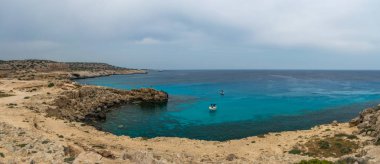 Kıbrıs, Cape Cavo Greco - 11.Mayıs 2018: Turistler yüzmek için mavi lagüne motorlu tekneyle gittiler.