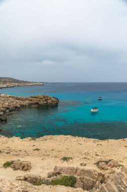 Kıbrıs, Cape Cavo Greco - 11.Mayıs 2018: Turistler yüzmek için mavi lagüne motorlu tekneyle gittiler.